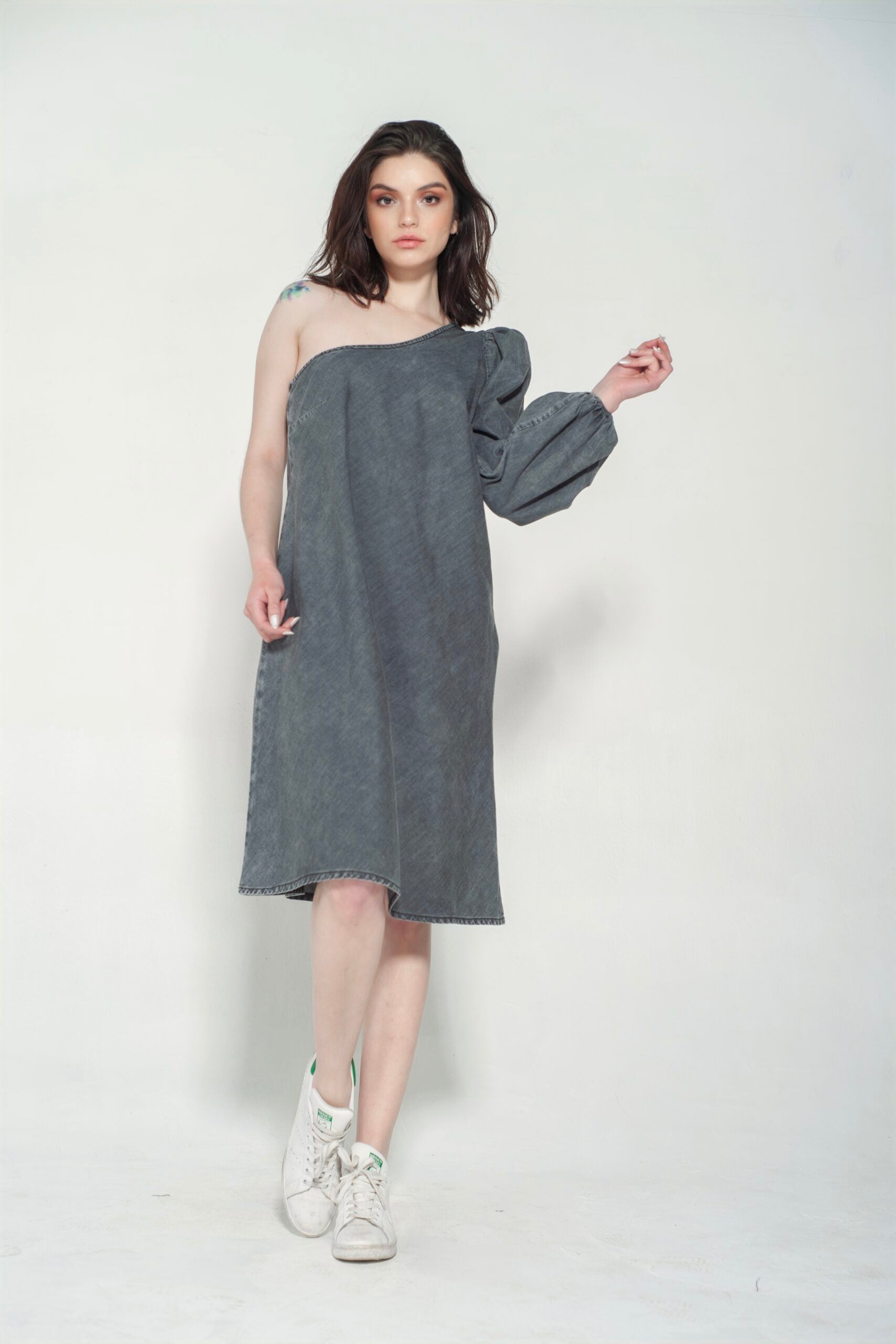 Vestido una manga gris