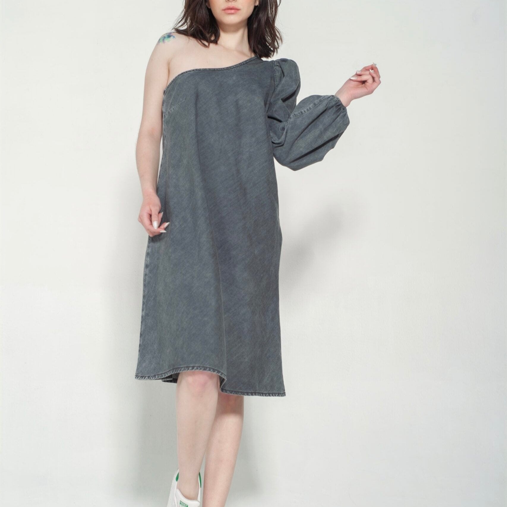 Vestido una manga gris