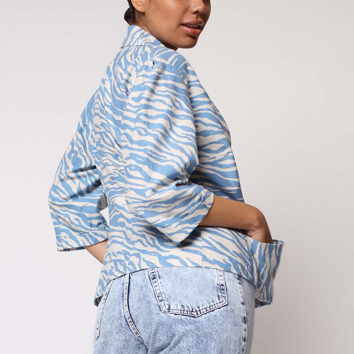 Bleazer Corto lino  Estampado Zebra Celeste