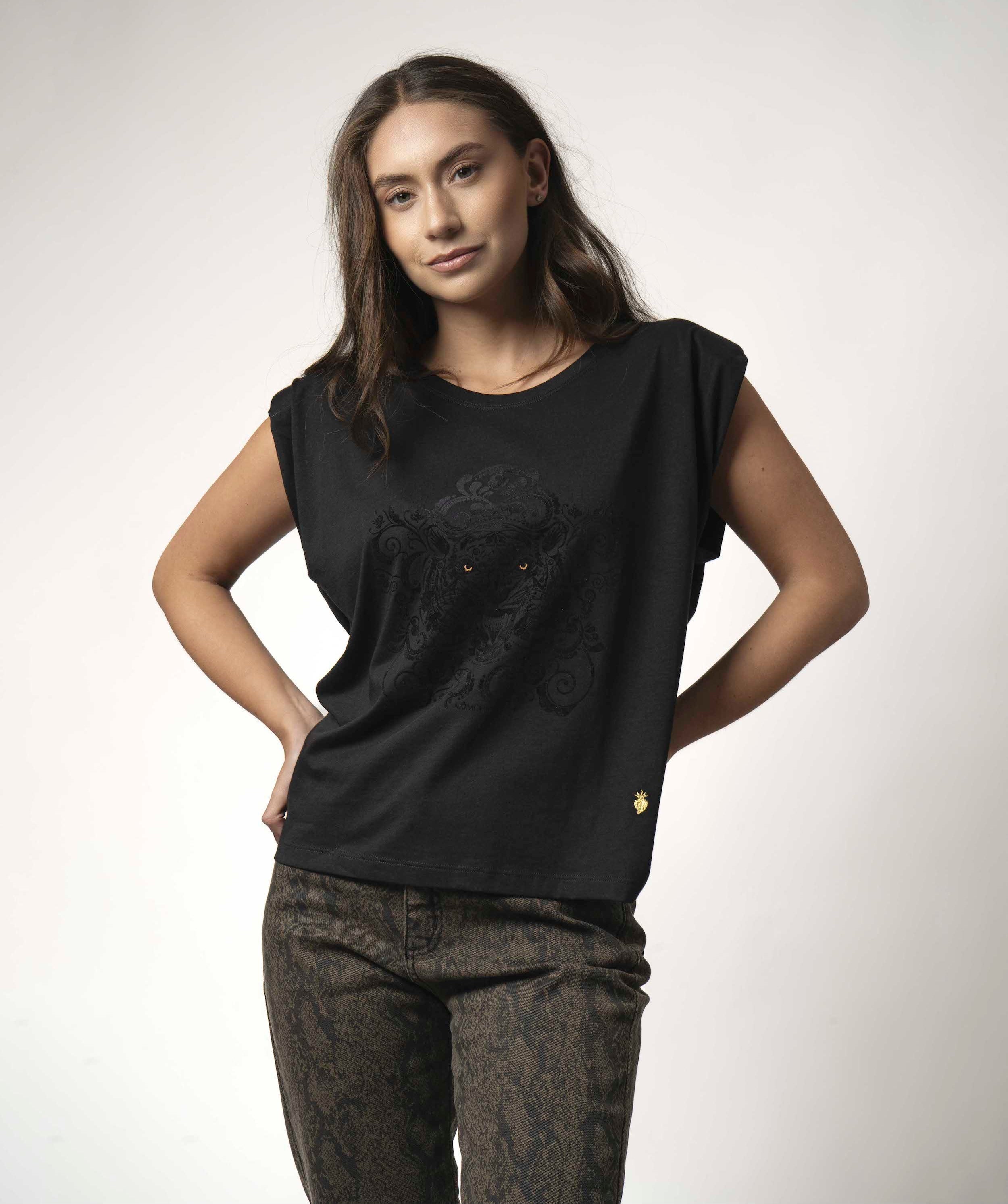 POLERA CON HOMBRERAS ESTAMPADA NEGRA