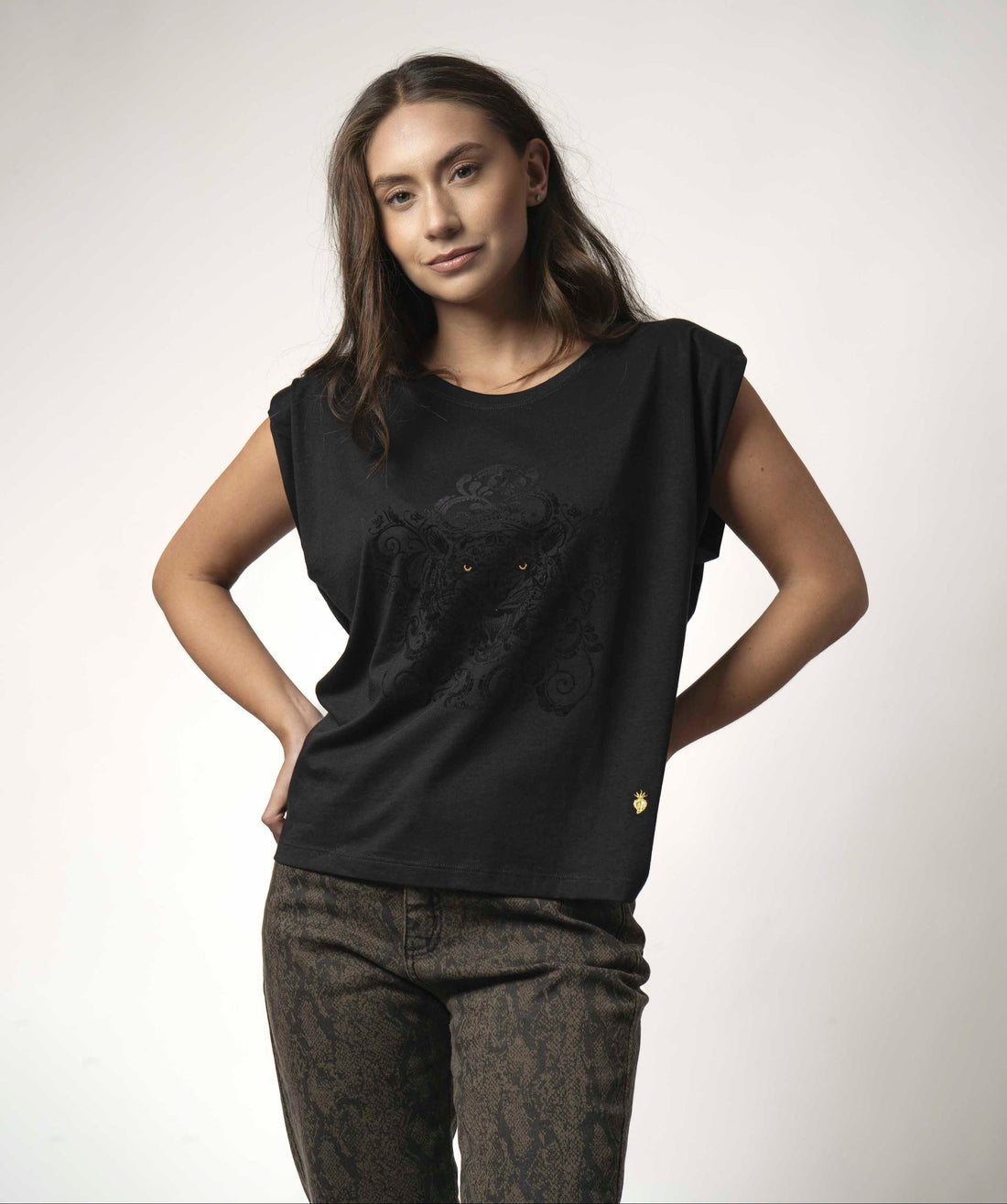 POLERA CON HOMBRERAS ESTAMPADA NEGRA