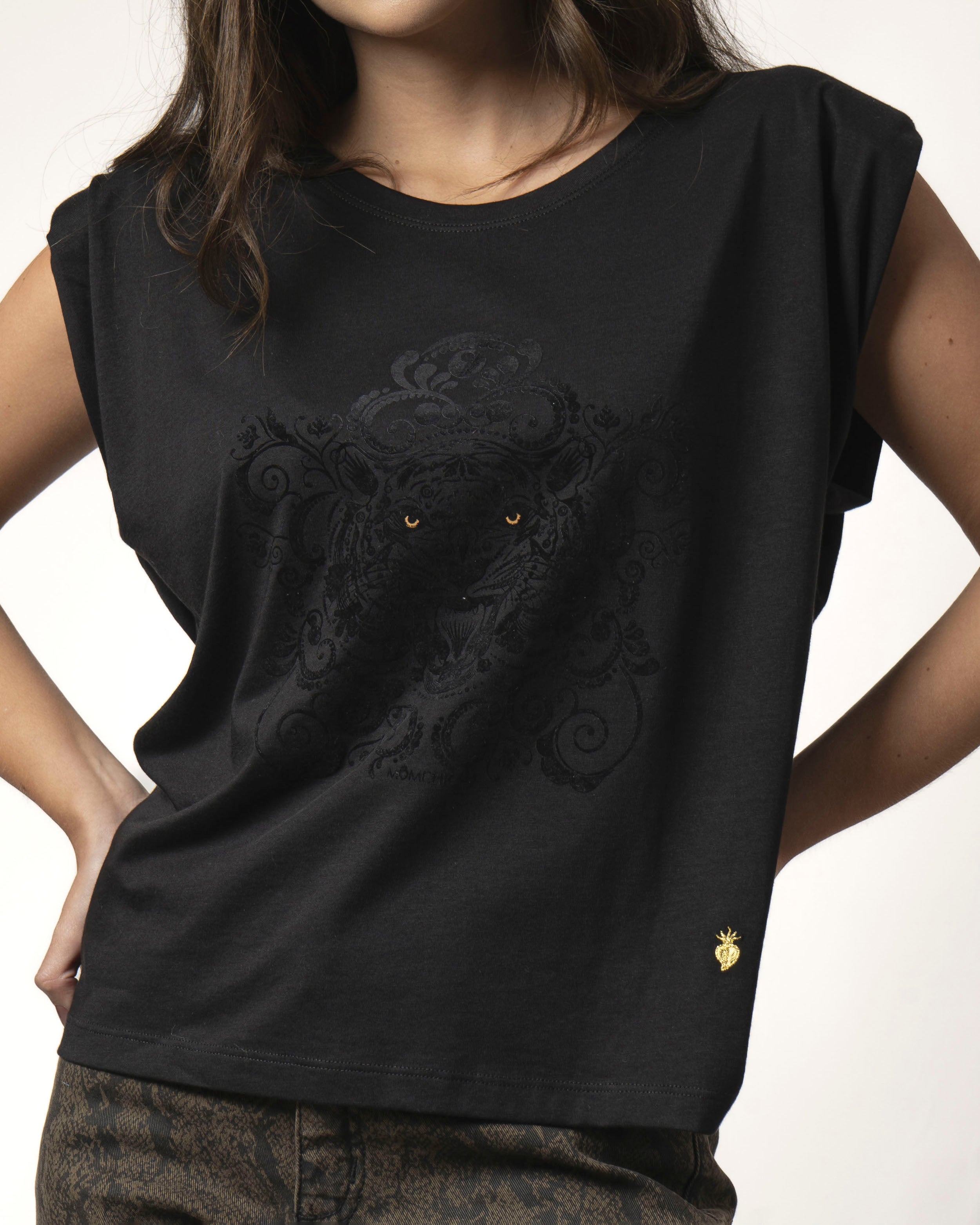 POLERA CON HOMBRERAS ESTAMPADA NEGRA