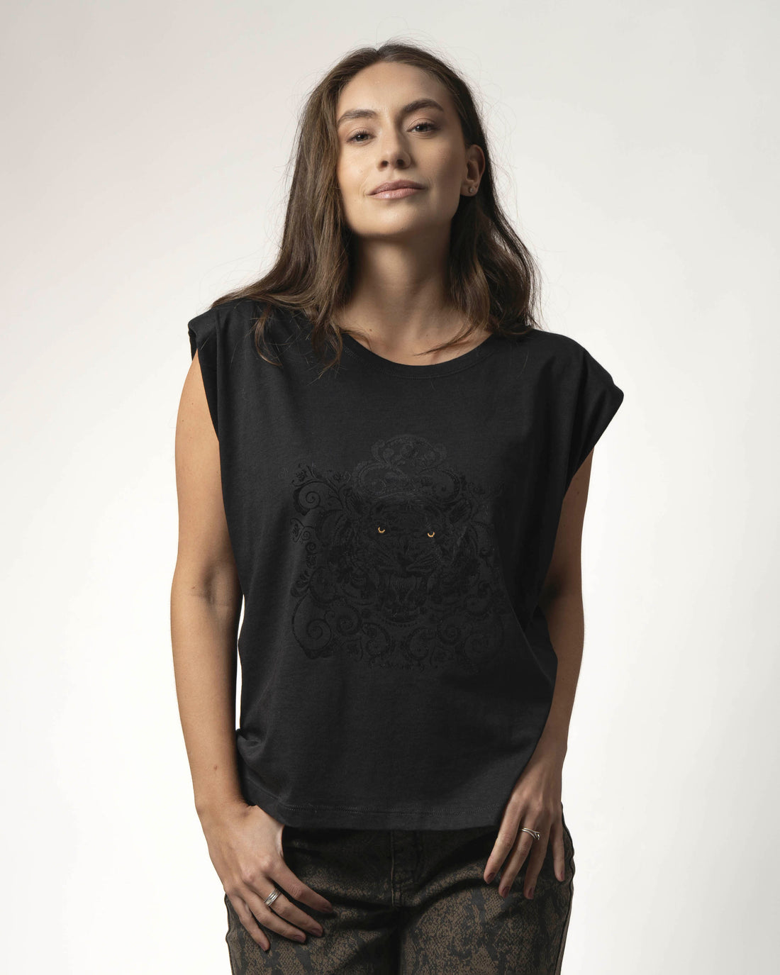 POLERA CON HOMBRERAS ESTAMPADA NEGRA