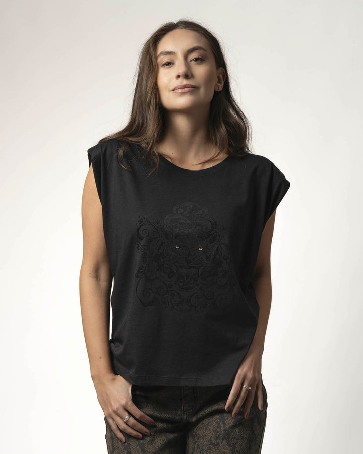 POLERA CON HOMBRERAS ESTAMPADA NEGRA