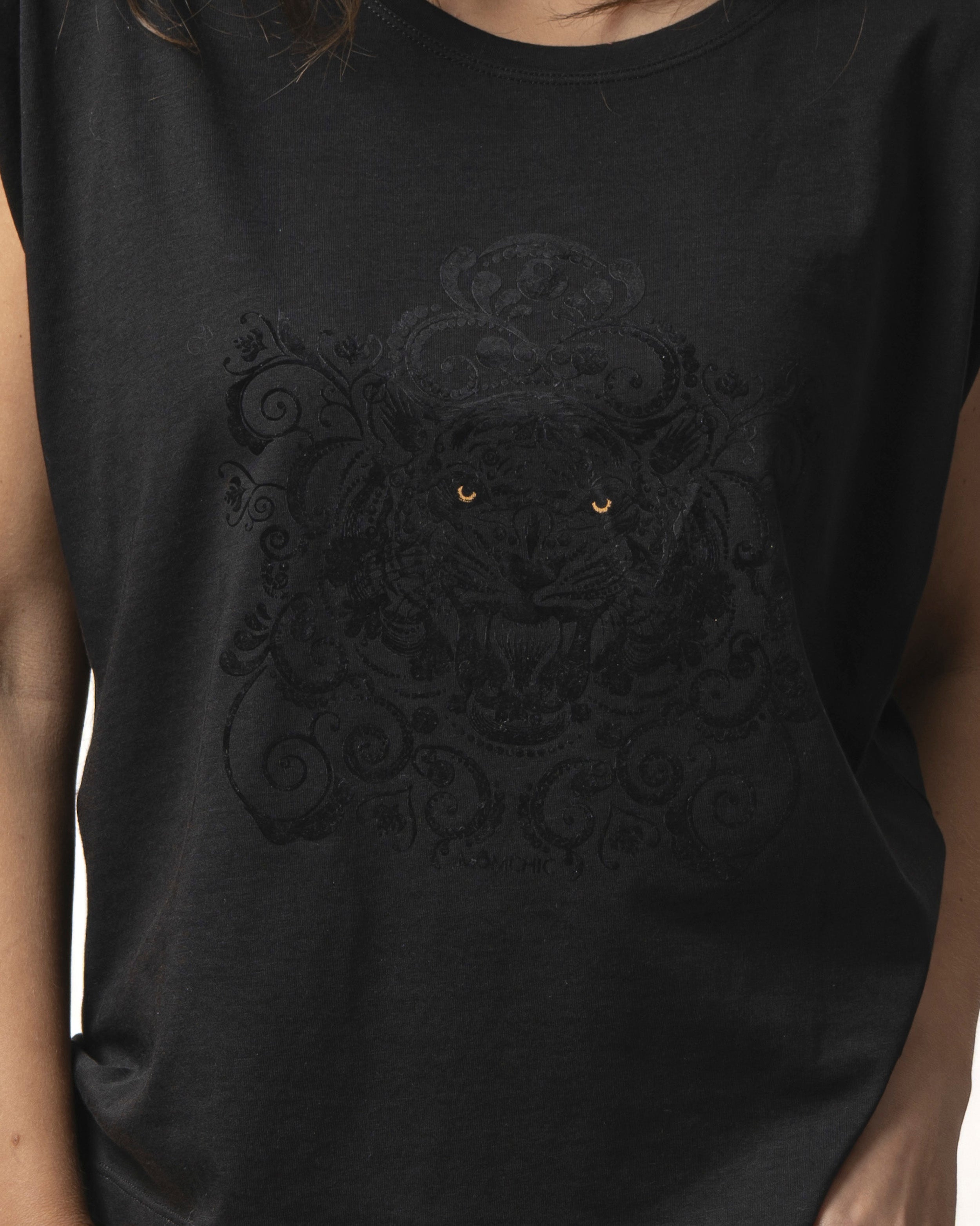 POLERA CON HOMBRERAS ESTAMPADA NEGRA