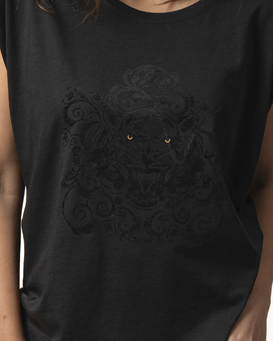 POLERA CON HOMBRERAS ESTAMPADA NEGRA