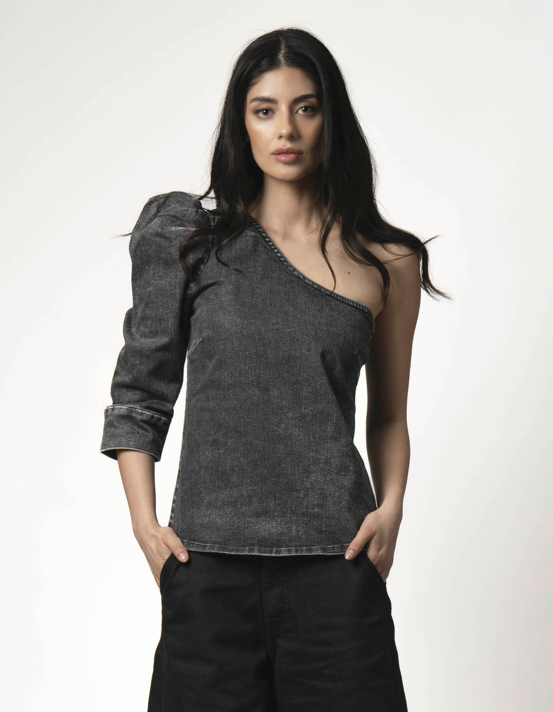 Polera una manga gobo gris