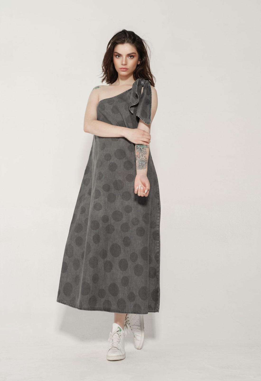 Vestido Un Hombro Amarra Gris