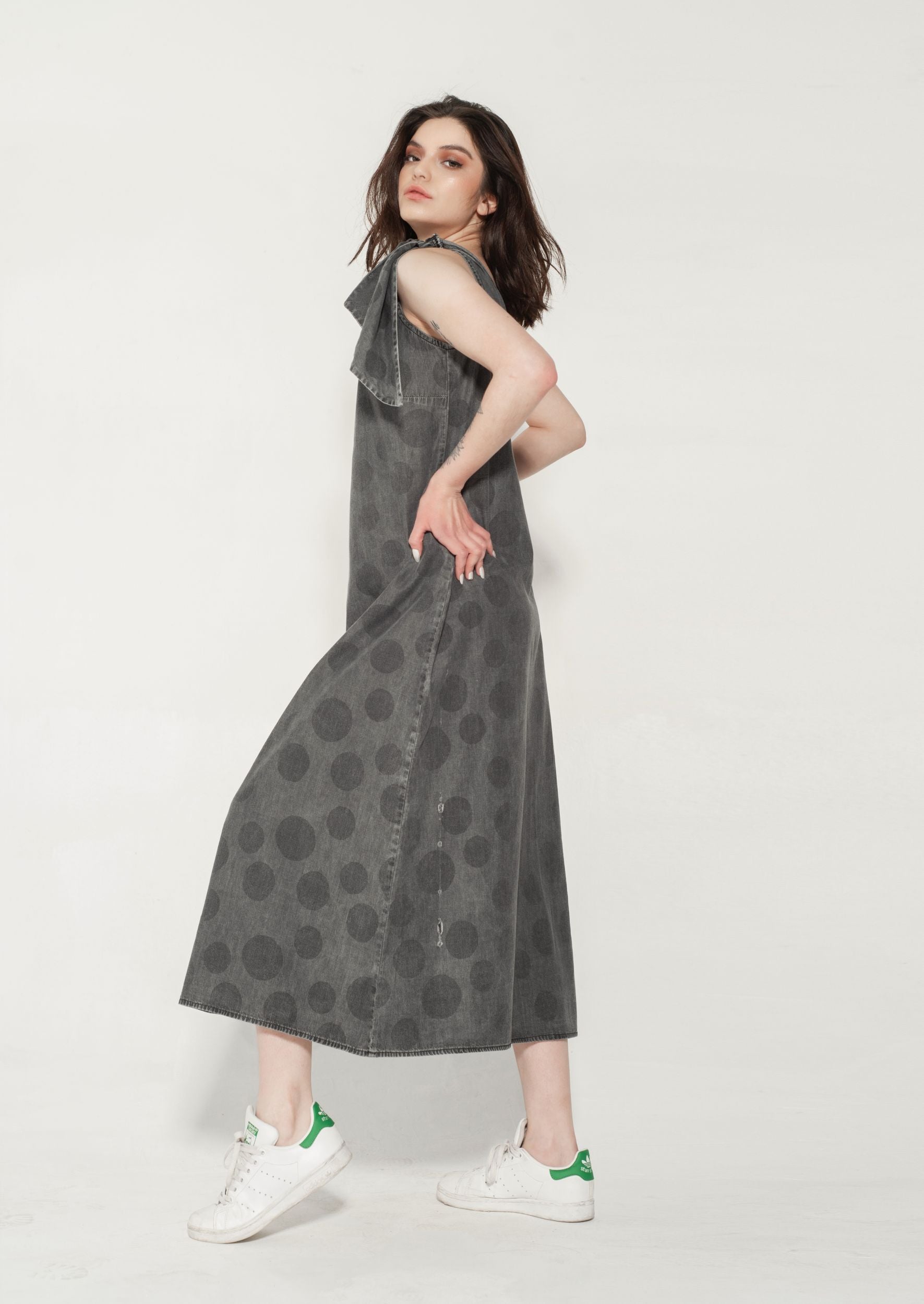 Vestido Un Hombro Amarra Gris