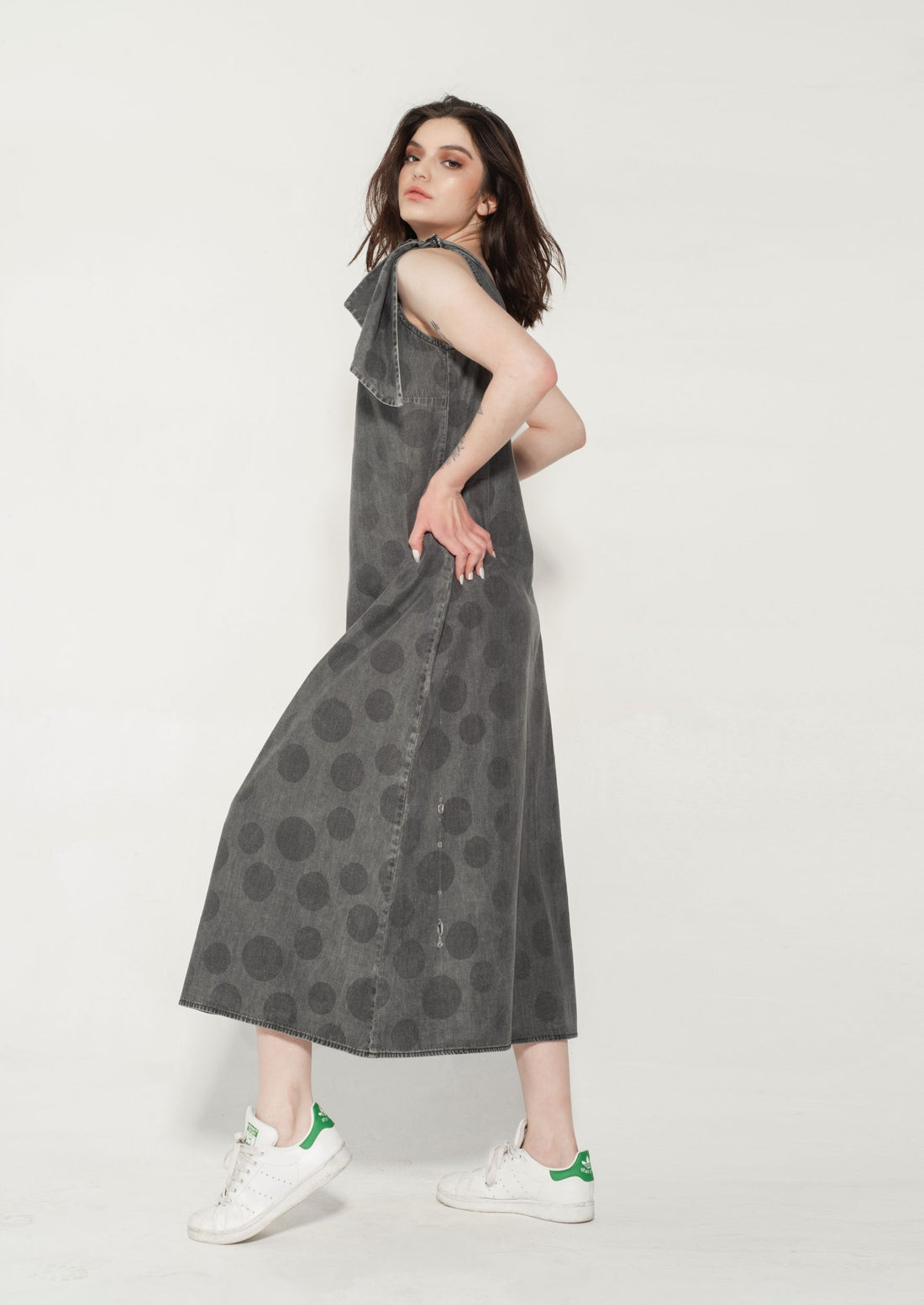 Vestido Un Hombro Amarra Gris